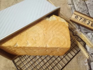 11、蔓越莓吐司面包,戴上隔热手套取出磨具，立即刷上一层玉米油，这样会更好的锁住面包的水份。