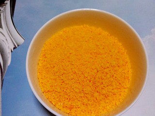 3、香酥炸鸡柳,取适量面包糠备用（我用了刚好1碗面包糠）