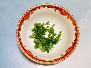 7、香酥炸鸡柳,把葱切碎备用