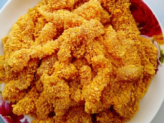 13、香酥炸鸡柳,如图所示，所有的鸡胸脯肉全部包裹上了面包糠，接下来就是最后一步，入锅炸制了