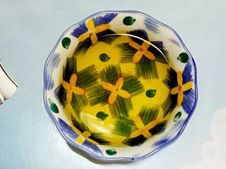 14、香酥炸鸡柳,锅里倒入花生油，烧开后，关火两分钟，目的是为了去除花生的生油味儿，这样炸出来的美食更好吃哦！