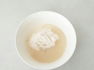 1、中种牛角包,高粉180克，酵母3克，水108克，放入料理盆中。