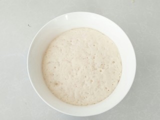 3、中种牛角包,面团发酵完成，成中种面团。