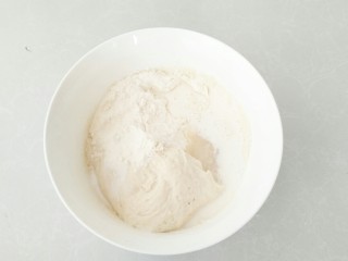 4、中种牛角包,高粉76克，糖20克，炼奶40克，蛋液25克。