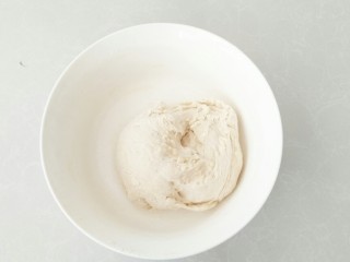 5、中种牛角包,搅拌至无干粉状态。