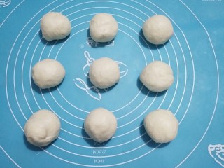 10、中种牛角包,剂子收圆松弛15分钟。