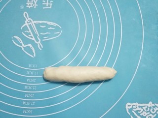 12、中种牛角包,卷起来，移动烤盘的时候顺手一弯成牛角状。