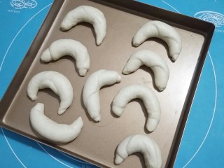 13、中种牛角包,移动进烤盘，醒发20分钟。