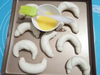 14、中种牛角包,表面刷一层薄薄的蛋液。