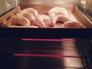 15、中种牛角包,烤箱预热175度，中层，20分钟分钟，中途加盖锡纸。