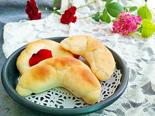 16、中种牛角包,晚上烤的，睡着忘记密封了，有点略干。