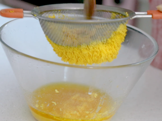 3、玛格丽特小饼干,过筛一个鸡蛋黄