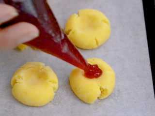 13、玛格丽特小饼干,喜欢果酱的可以在按出裂纹后把果酱倒在裱花袋里挤到饼干中间