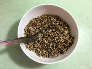 5、小象红糖花生包,取适量花生碎和红糖，混合均匀后制成红糖花生馅备用。（红糖的量根据自己喜欢的甜度调整。）