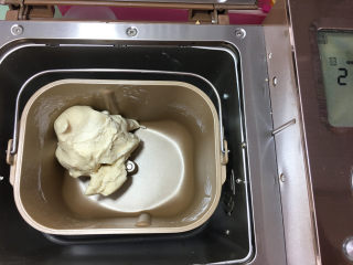 10、小象红糖花生包,用面包机的搅拌功能将面团排气，搅拌5分钟就可以。（如果没有面包机可以手工揉面，室温发酵）