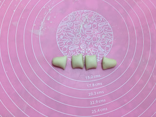 18、小象红糖花生包,然后平均分成四份。