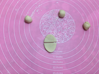 20、小象红糖花生包,用刀从中间切开，小象的耳朵就做好了。