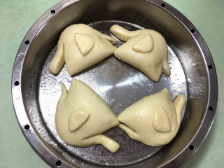 22、小象红糖花生包,20分钟后冷水上锅蒸20分钟。蒸好后闷3分钟再掀盖。这是蒸好的小象。