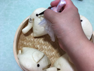 23、小象红糖花生包,晾凉后用巧克力画出小象的眼睛和鼻子的纹路。