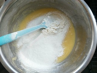 7、养胃山药饼,最后筛入低筋面粉。这个面粉的重量不一定和我一模一样，因为山药的重量和含水量不同。可以先加200克。看实际情况调整。