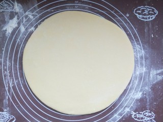 9、养胃山药饼,擀成一个大约1厘米厚的面片。