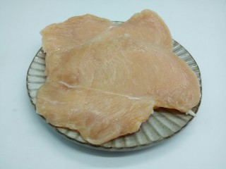 1、脆皮鸡饭,鸡胸肉洗净，横向对半分两片