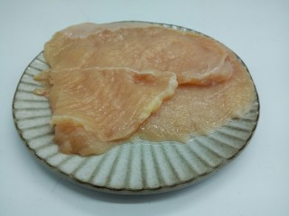 2、脆皮鸡饭,用刀背轻轻拍打，使其肉质松软，也便于入味