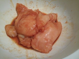 6、脆皮鸡饭,用手给鸡胸肉按摩2分钟，腌制10分钟左右
