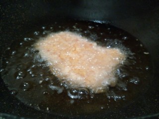 10、脆皮鸡饭,锅里倒油，油加热到筷子放下去，筷子周围马上冒泡泡就可以，把裹好的鸡胸肉放下去炸