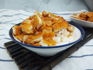 13、脆皮鸡饭,米饭一碗，铺上切好的鸡排