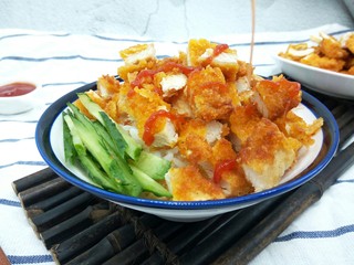 14、脆皮鸡饭,黄瓜切丝，放少许点缀，淋上番茄酱