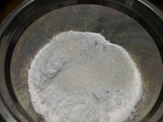 2、奥利奥雪媚娘,将粉类放一起