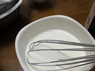 5、奥利奥雪媚娘,把牛奶和白砂糖混合