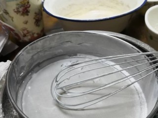 6、奥利奥雪媚娘,倒入粉并过筛一遍