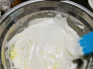 7、奥利奥雪媚娘,隔水蒸30分钟，拿出，趁热加入黄油