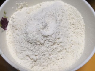 8、奥利奥雪媚娘,将蒸好的面团冷藏，并炒好糯米粉