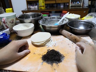 11、奥利奥雪媚娘,把奥利奥去夹心压碎