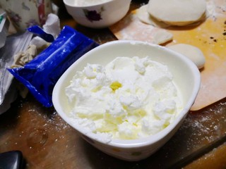 12、奥利奥雪媚娘,将淡奶油打发