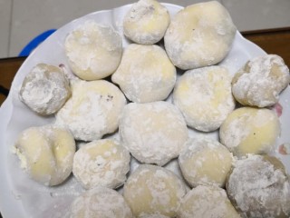 14、奥利奥雪媚娘,包好后撒上炒好的糯米粉（我做的是小雪媚娘）
