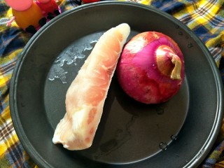 1、小食拼盘之酥炸巴沙鱼,洋葱圈篇,准备巴沙鱼一块,洋葱一个。