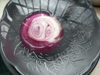 2、小食拼盘之酥炸巴沙鱼,洋葱圈篇,洋葱剥去外皮去头去尾,清水中泡20分钟,这样切的时候不辣眼睛!