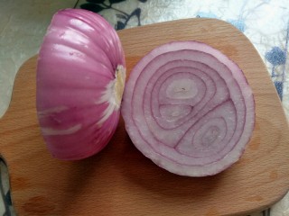 3、小食拼盘之酥炸巴沙鱼,洋葱圈篇,洋葱横切,切出洋葱圈