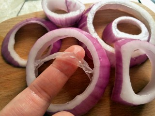 4、小食拼盘之酥炸巴沙鱼,洋葱圈篇,切好的洋葱圈撕去内膜,这样防止挂糊