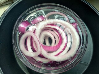 5、小食拼盘之酥炸巴沙鱼,洋葱圈篇,洋葱圈泡五分钟,去辣