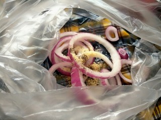 8、小食拼盘之酥炸巴沙鱼,洋葱圈篇,加入芝士粉,黑胡椒,盐,然后摇匀