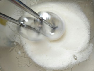 15、小食拼盘之酥炸巴沙鱼,洋葱圈篇,准备两个蛋清,用打蛋器低速打发。