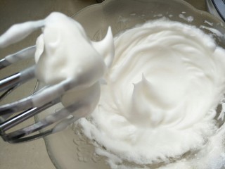 16、小食拼盘之酥炸巴沙鱼,洋葱圈篇,打发好的蛋清如图,提起有尖角即可