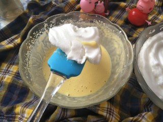 18、小食拼盘之酥炸巴沙鱼,洋葱圈篇,蛋清分三次加入蛋黄糊中。