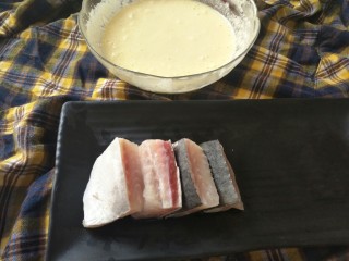 20、小食拼盘之酥炸巴沙鱼,洋葱圈篇,拌好的面糊糊,将巴沙鱼块放入面糊中滚一圈,让巴沙鱼上都包裹着面糊!