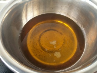 21、小食拼盘之酥炸巴沙鱼,洋葱圈篇,锅里放多一点食用油,小火烧开起小泡时,下入包裹着面糊的巴沙鱼块。